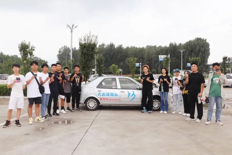 【濟寧大運河駕?！俊暗谑畬脤W(xué)車夏令營”第一批大學(xué)生順利拿證！(圖1)